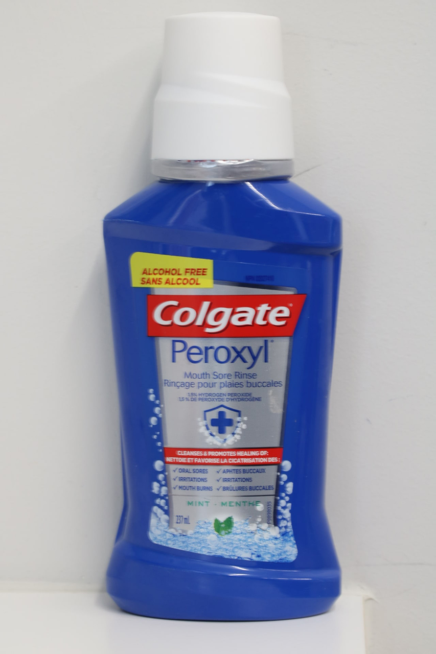 Rince-bouche antiseptique Colgate Peroxyl dans une bouteille bleue.